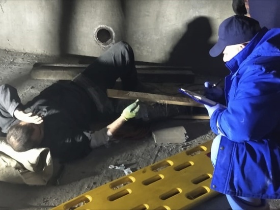 Спасатели вытащили из-под земли строителя и ремонтника в Новосибирске