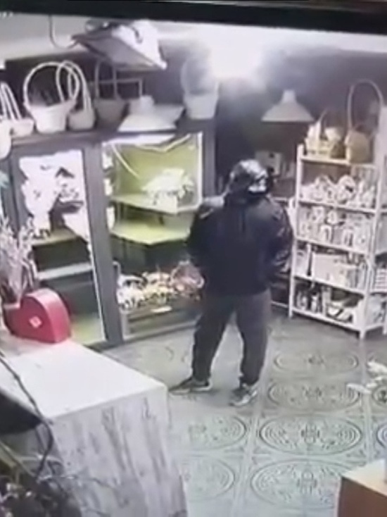 «Спортсмен» украл 5 тысяч в новосибирском цветочном магазине и сбежал