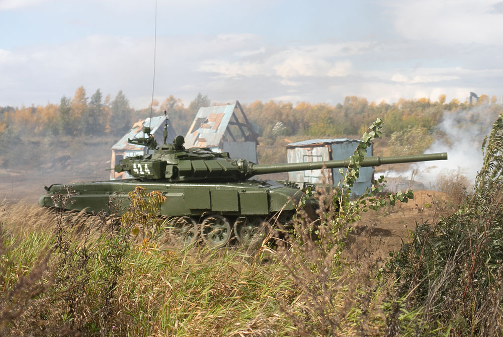 Горящие танки и БТР. В Барнауле показали имитацию военных действий