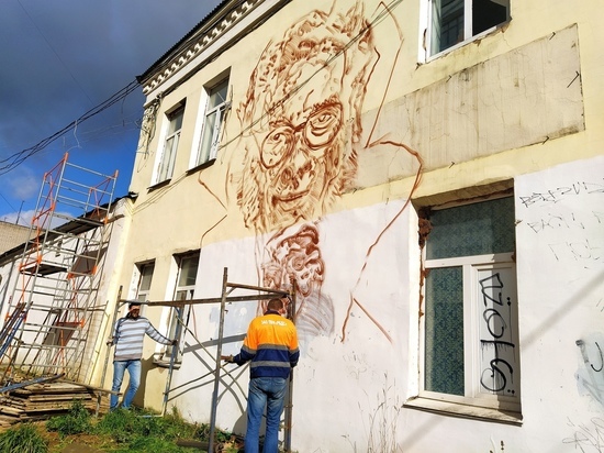 Портрет Айзека Азимов украсит фасад одного из домов в Смоленске