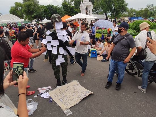 Протестующие в Бангкоке потребовали у короля Таиланда реформировать монархию