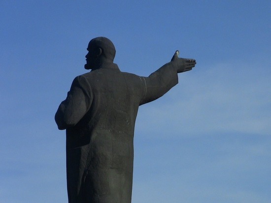 Геннадий Зюганов пообещал разобраться с осквернительницей памятника Ленину в Барнауле
