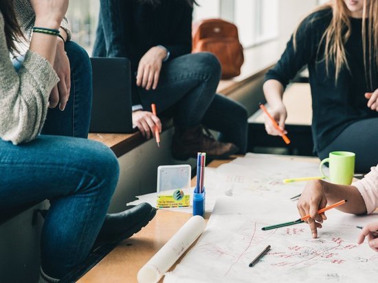 Учителя менее подвержены риску заразиться, чем технический персонал