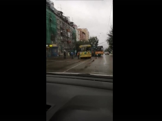 Несколько троллейбусов встали на улице Бутина возле налоговой в Чите