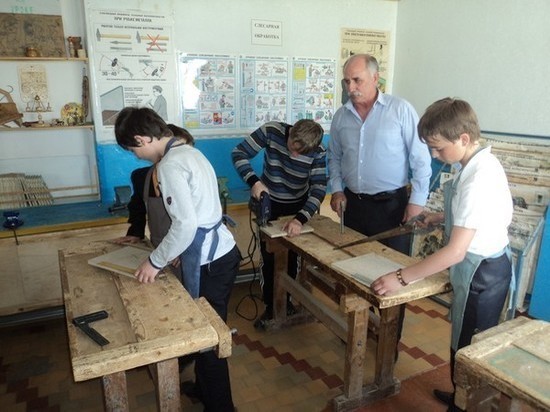 В Калмыкии сельский учитель приучает школьников к ремеслу