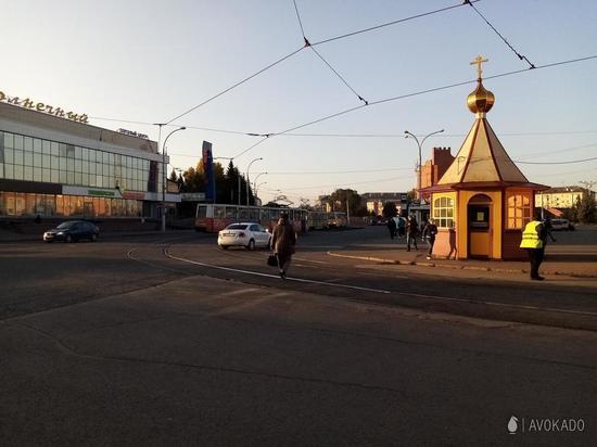 Сошедший с рельсов трамвай затруднил движение в центре Кемерова