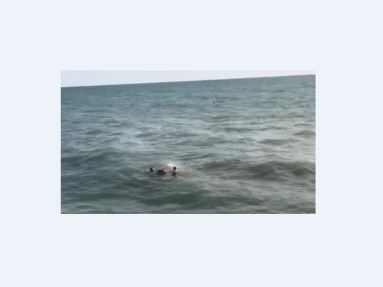 На многолюдном пляже в Сочи утонул мужчина