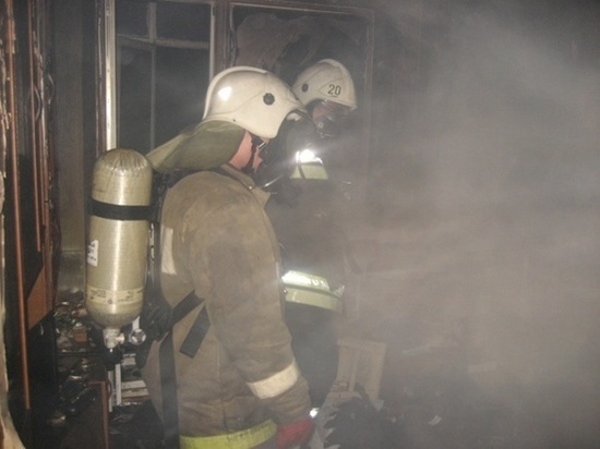 Восемь человек эвакуировали при пожаре жилого дома в Якутии