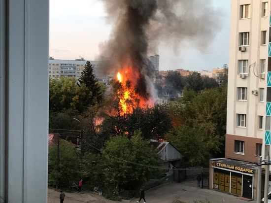 В центре Рязани загорелся частный дом