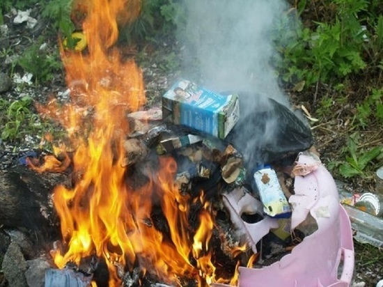 В Краснодаре на улице Гидростроителей загорелся мусор