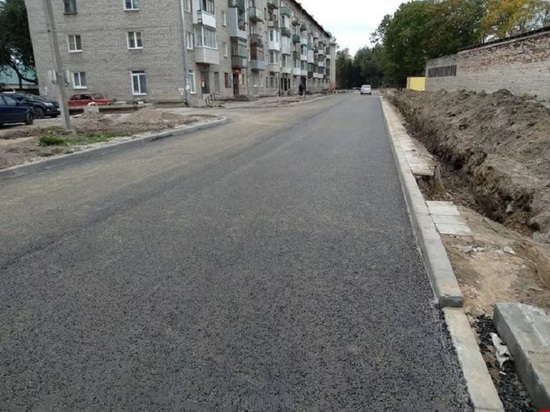 На улице Стахановской в Пскове заасфальтировали участок дороги