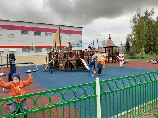 Новую детскую площадку установили в парке в Пильне