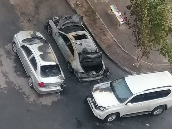 Под Ростовом сгорели четыре люксовых автомобиля