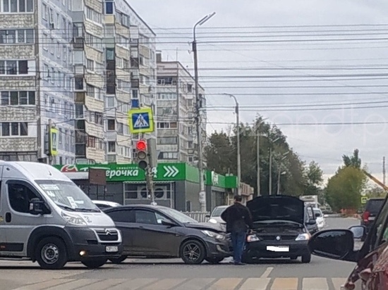 В Рязани на Бирюзова столкнулись «Логан» и «Солярис»