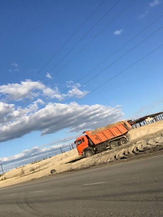 Депутат гордумы Ноябрьска: дороги ремонтируют ворованным песком