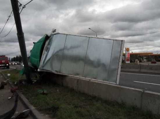 В Тверской области фургон завалился на разделительное ограждение