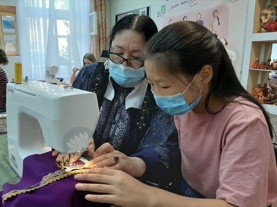 В Калмыкии несовершеннолетних подростков обучают швейному делу