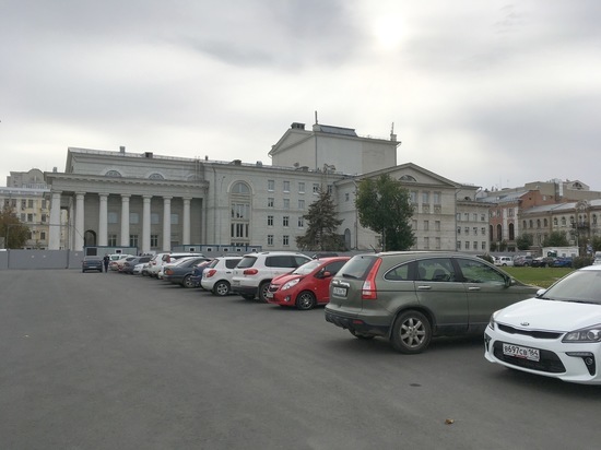 Посреди Саратова заработала гигантская автостоянка