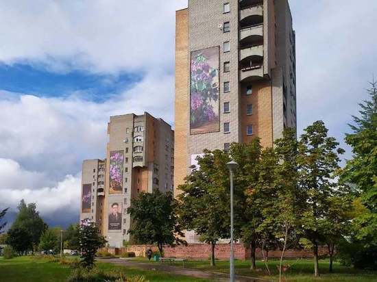 В Обнинске многоэтажки украсили "сиренью" Кончаловского
