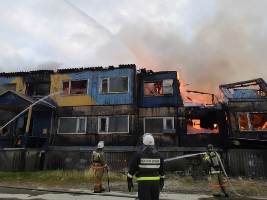 Подожгли дом: в Муравленко пожарные почти 4 часа тушили заброшенную «деревяшку»