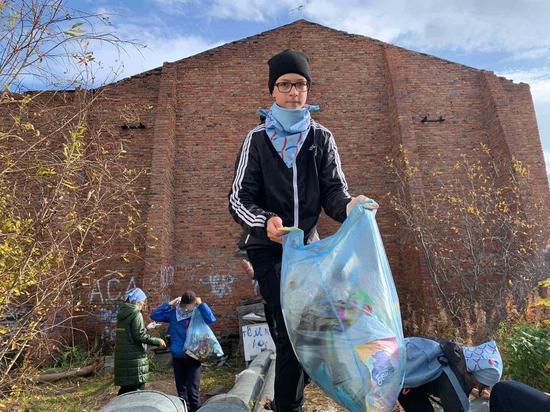 Школьники Салехарда очистили от мусора берега Полябты и Соби