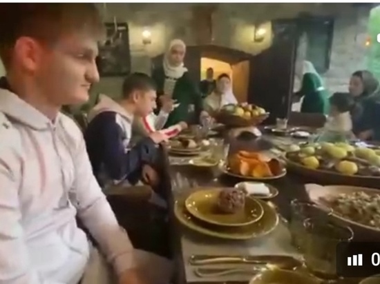 Кадыров показал семью за праздничным столом