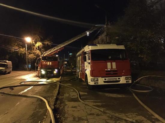 Четыре часа пожарные тушили огонь около завода в Новосибирске