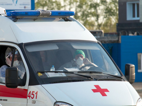 В Челябинске возле ТК «Кольцо» перевернулась машина скорой помощи