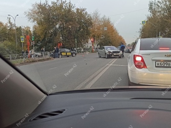Авария с участием такси привела к дорожному затору в Кемерове