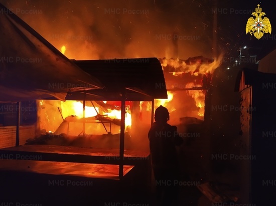 В Калужской области загорелись палатки на рынке