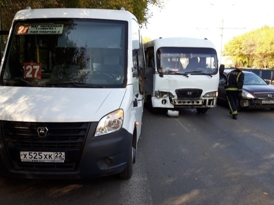 В Барнауле два маршрутных такси устроили ДТП с пострадавшими
