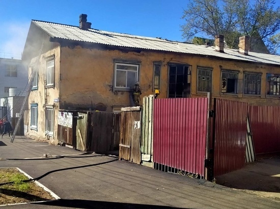 Жильцов эвакуировали из дома с горящей крышей в Чите