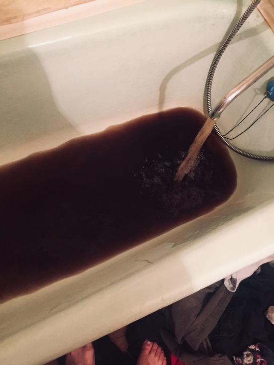 «Черная, как нефть»: жители Ноябрьска массово пожаловались на качество воды
