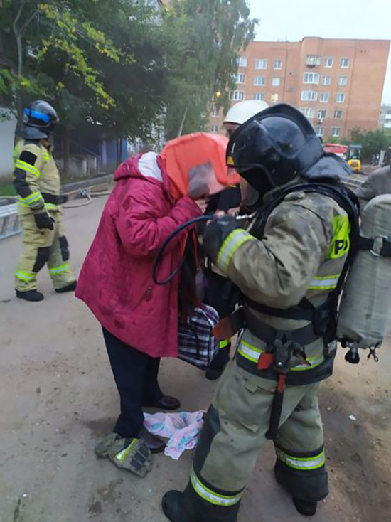 В Уфе из горящего дома эвакуировали 27 человек