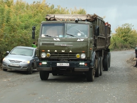 Жители Новороманово пожаловались на круглосуточные поездки грузовиков со свёклой через их населенный пункт