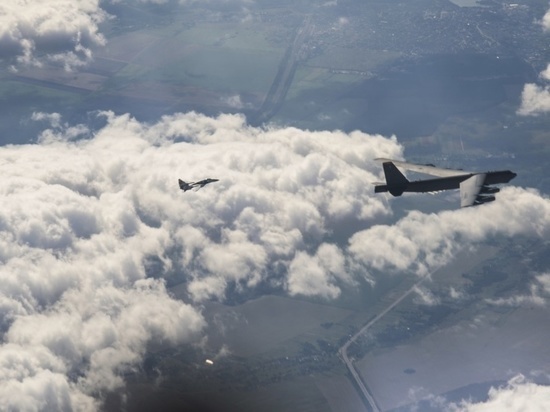Военные самолеты замечены в акватории Черного моря у Крыма