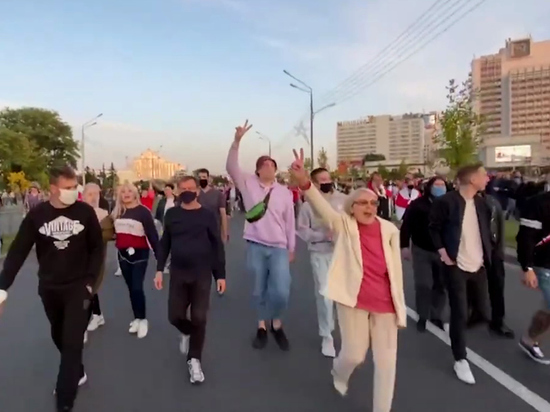 Протестующие в Минске стекаются к стеле