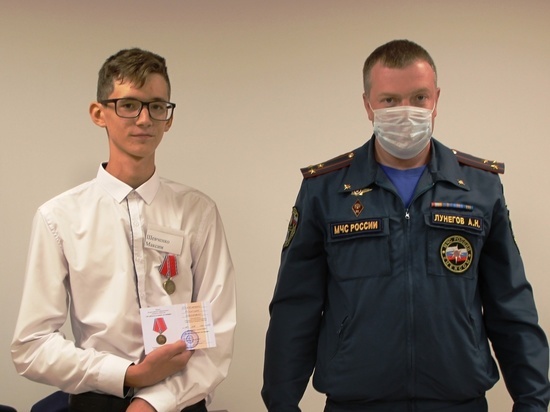Новосибирских подростков наградили за спасение пяти малышей из пожара