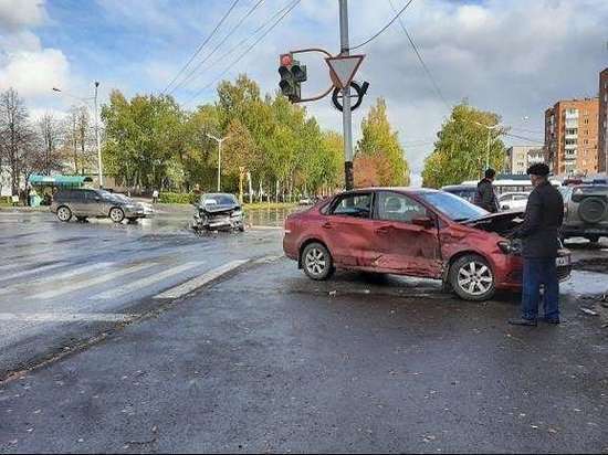 Иномарка вылетела на тротуар в ходе ДТП в Прокопьевске
