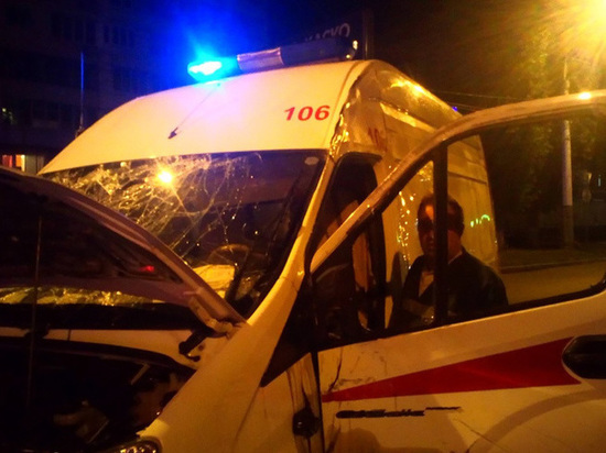 Три человека пострадали в ДТП с участием машины скорой помощи в Шахтах
