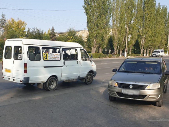 В ДТП с маршруткой в Волжском пострадала пассажирка