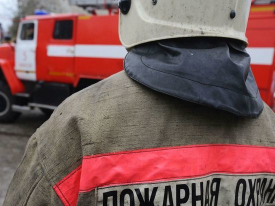 В Якутии при тушении огня в магазине пострадал пожарный
