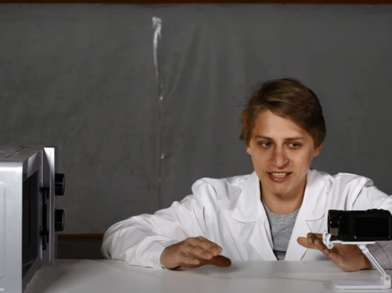 Новосибирский блогер показал влияние микроволновки на технику