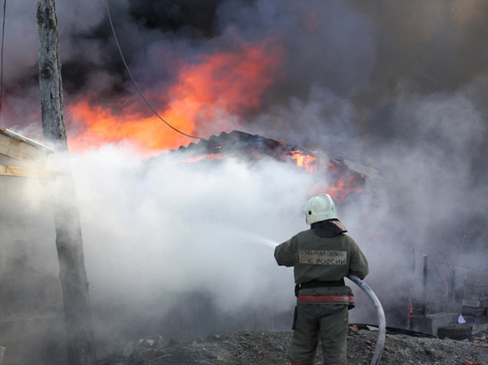 В Ростове-на-Дону при пожаре в неэксплутаируемом здании обнаружили тело погибшего мужчины