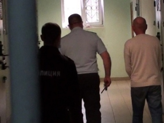 ОМОН задержал на рабочем месте тагильчанина, подозреваемого в сексуальном насилии над школьницами