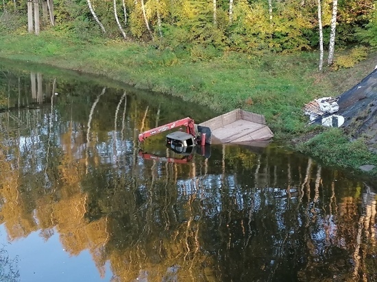 В Рыбинске грузовик утонул в притоке Волги