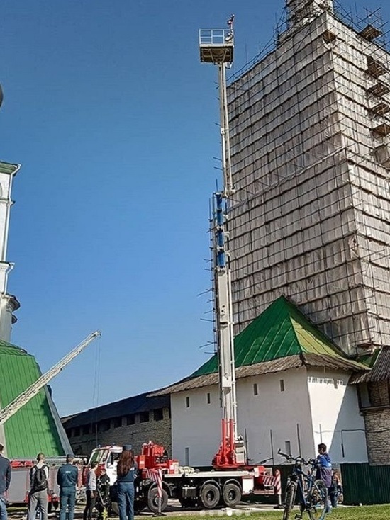 43 спасателя "тушили пожар" на колокольне псковского собора