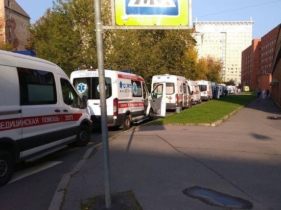 В Петербурге скорые снова стали выстраиваться в очередь перед больницами