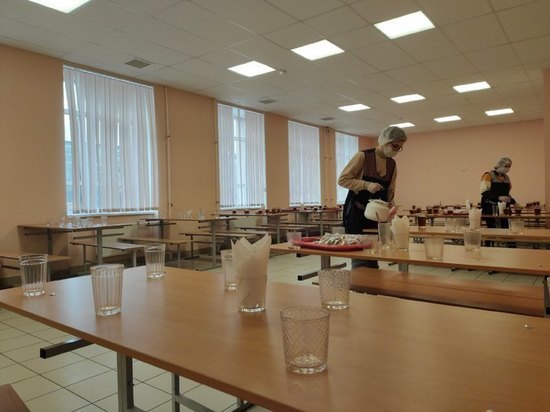 В условиях COVID-19 псковские школьники продолжают дежурить по столовой