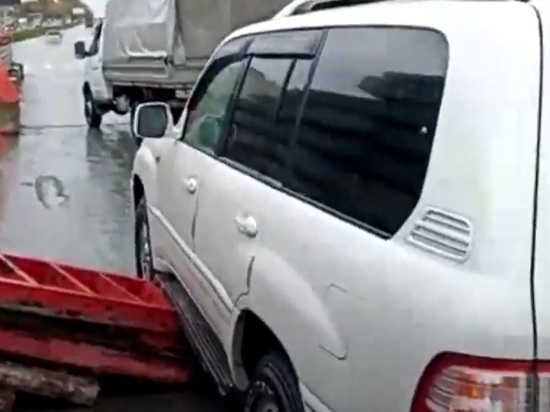 В Новосибирске на Лексус уронили стальные балки прямо на дороге